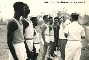 Oran- SDV- 6795-Oran - 1959- Colonel Haussin avec coureurs a pieds